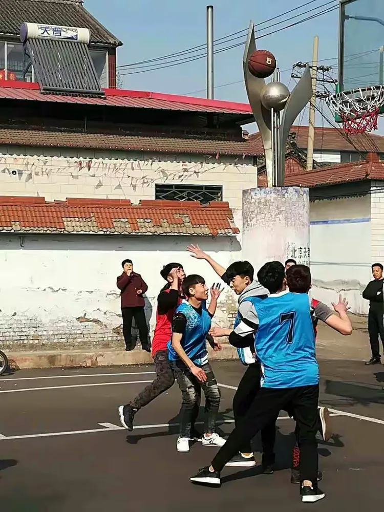 田径赛场再起风云：东城青龙队小胜滇池火狐队，脚步移动更到位团队防守值得称道