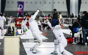 关于击剑常规赛上演强强对话，齐鲁霹雳队读秒扳平雪域天虎队，团队配合流畅；韧性与执行并存的信息